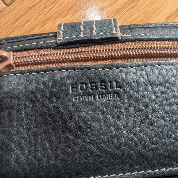 Fossil Women's Black Leather Wallet With Zip Pocket & Snap Closure - Picture 2 of 8